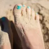 Песок на ногах