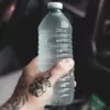 Как открыть крышку бутылки