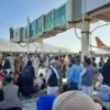 На злітному полі аеропорту Кабула залишаються тисячі афганців. Фото: avianews.com