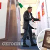 Напередодні виборів до Держдуми РФ масово роздає паспорти в ОРДЛО. Колаж: "Сьогодні"