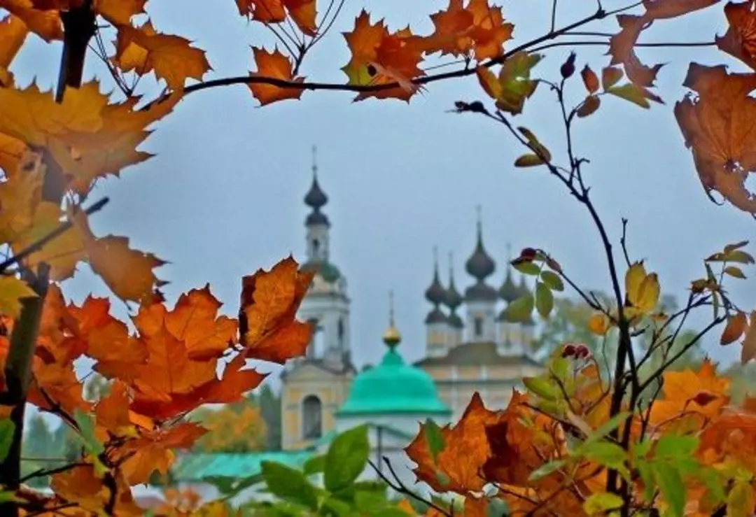 Православные сентября. Монастырь Кирова осень. Осенние листья и храм. Осень листья храм. Церковь листва.