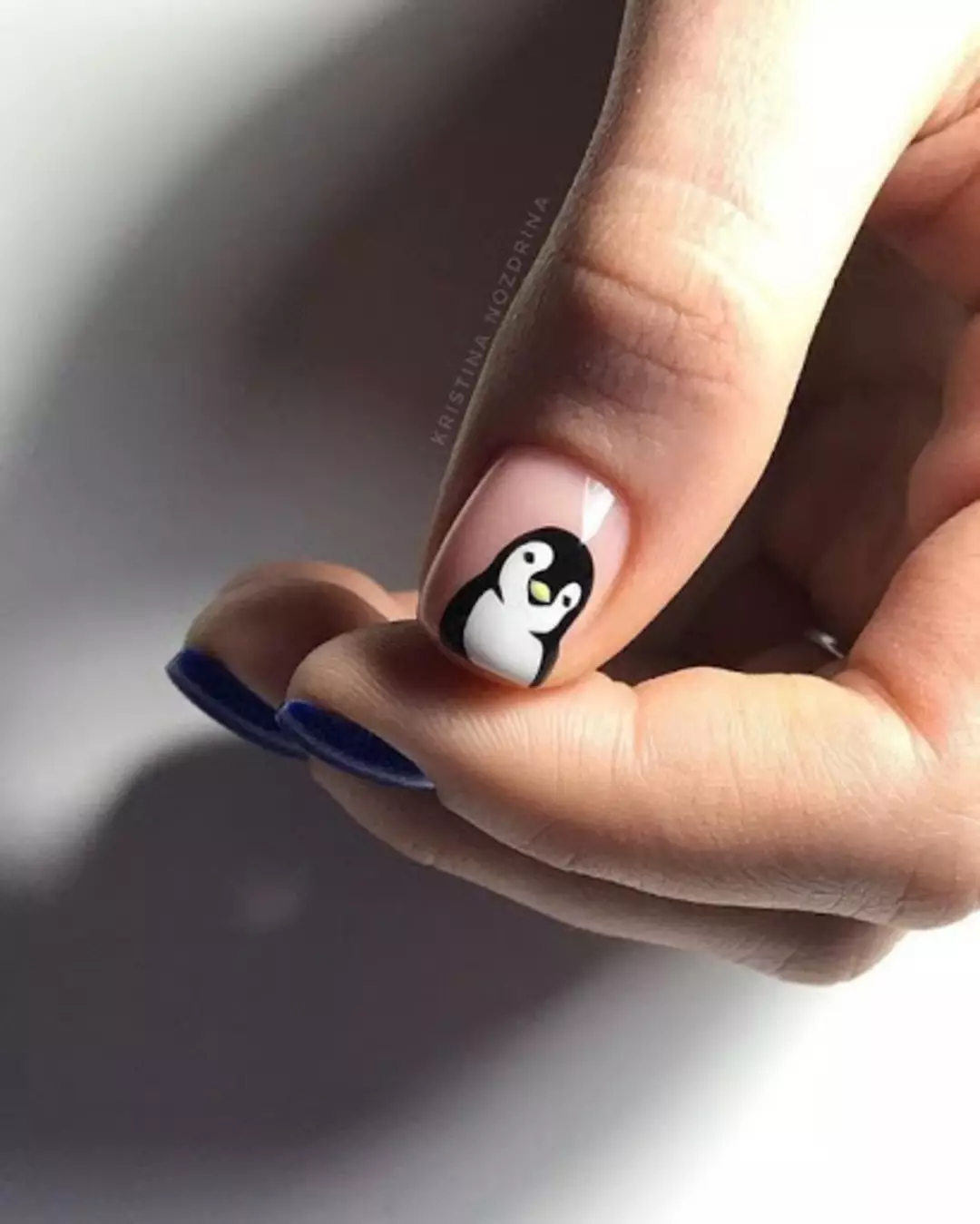 Пингвин на ногтях
