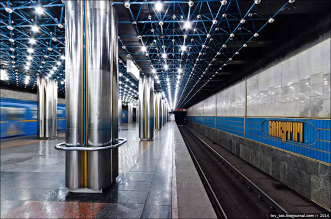 Станции метро в киеве. Станция метро Славутич Киев. Славутич станция метро. Киевский метрополитен станция Славутич. Станция Славутич метро Киевская.