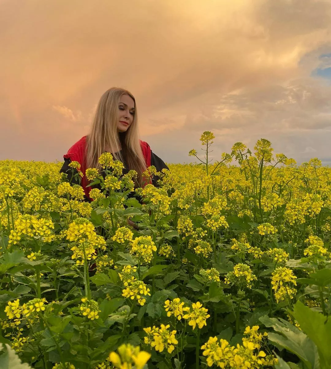 Ольгу лету. Ольга лето. Елена посредине лета. Ольга актриса Украины передачи. Юлия - оттенки лета голая.