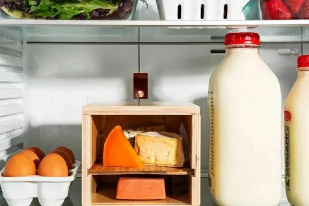 Почему сыр хранят в холодильнике. Хранение сыра в холодильнике. Как правильно хранить сыр. Как правильно хранить сыр в холодильнике. Хранение сыра на саладете.