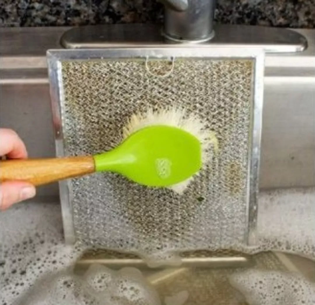 Как легко удалить грязь с решеток на кухне: советы хозяйкам