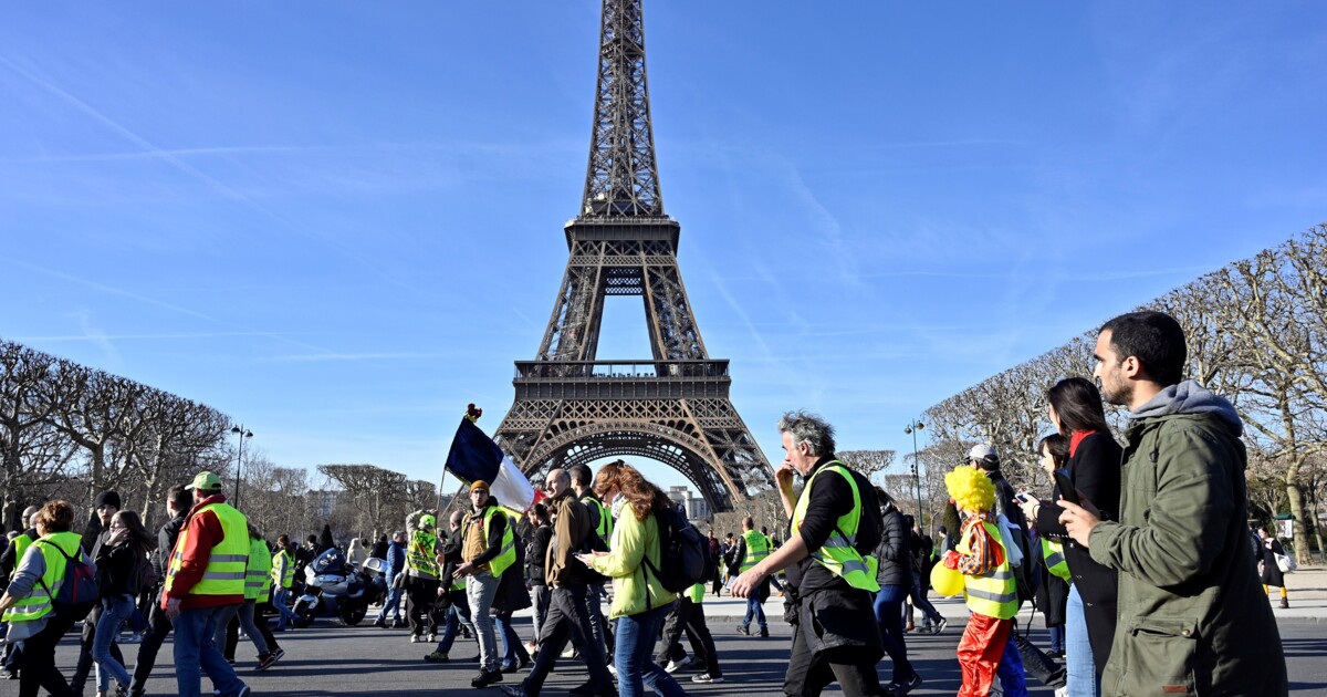 Француз открыто. Жители Франции. Молодёжные движения во Франции сейчас. Население Франции. Уличные учения во Франции.