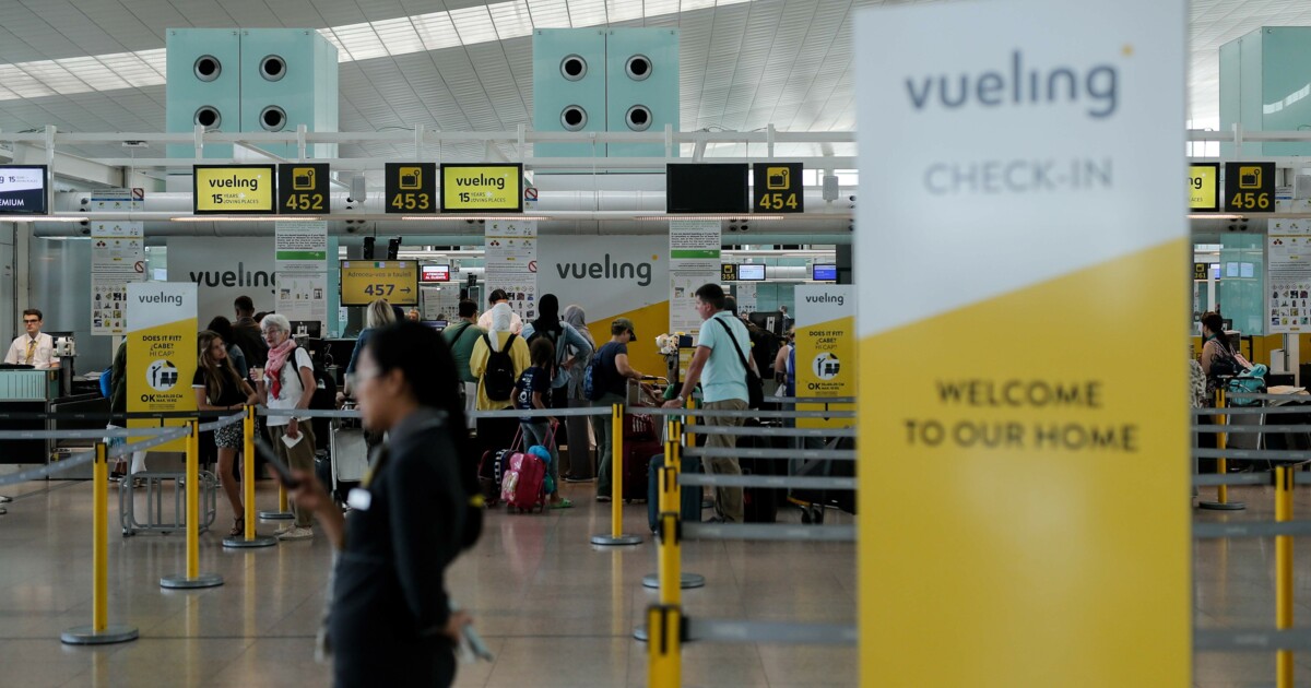 Забастовка в аэропорту Барселоны. Забастовка в аэропорту Барселоны табло. Афины аэропорт стойки регистрации Vueling. Vueling багаж.