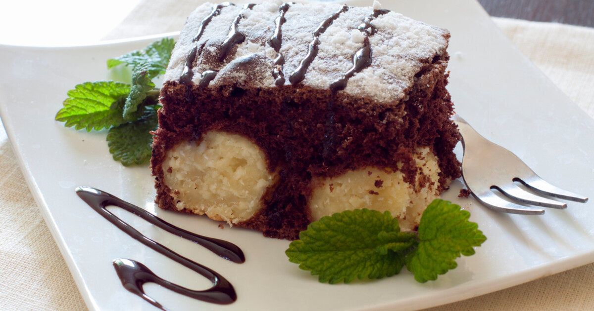 Просто кухня шоколадно творожный пирог. Шоколадно творожный пирог. Шоколадно творожный торт. Пирог с творожными шариками. Шоколадный торт с творожными шариками.