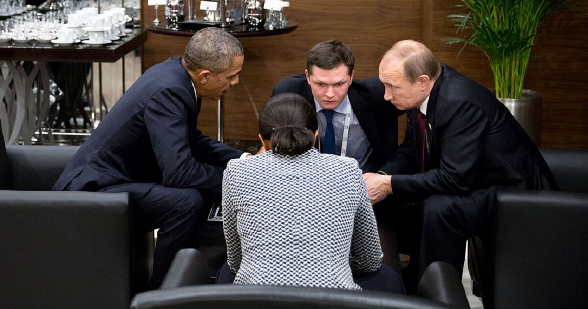 Договориться насчет поездки. Обама за столом. Видеоконференция Путина и Обама.