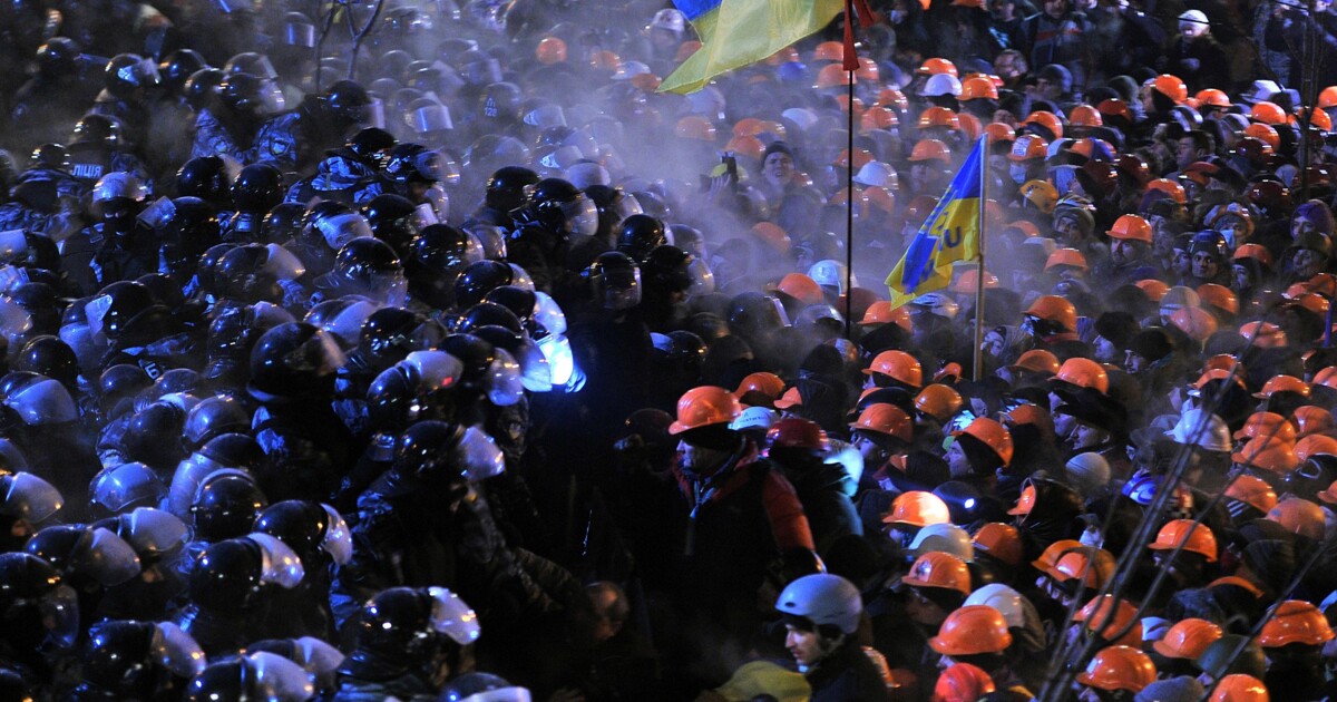 Студенты на Майдане. Майдан коллажи. Силуэт толпы на Майдане. Майдан, встреча Яценюка с США. Дело майдана