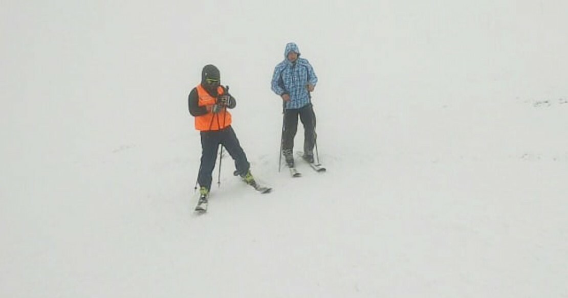 Туристу лыжнику было лень идти до проруби. Лыжники Карпатские. Спасатель Карпаты.