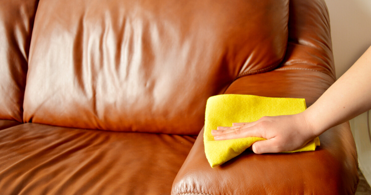 Як почистити диван зі шкірозамінника?