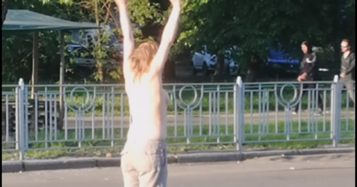 голые девочки гуляют на улице видео