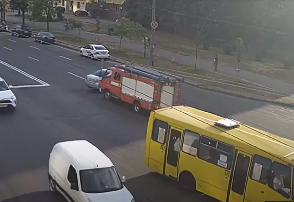 ДТП в Киеве с пожарной машиной - легковушка не пропустила спасателей, видео  - новости Киева | Сегодня