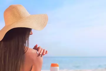 Чтобы избежать аллергии на солнце, используйте солнцезащитные кремы