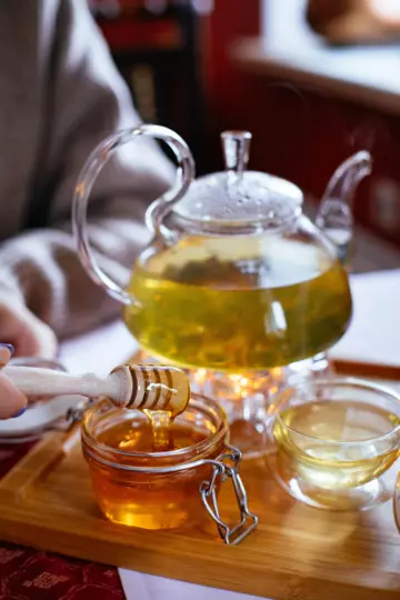 При сухом кашле помогают чай и мед