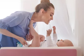 Гигиену ребенка проводите специальными салфетками, чтобы избежать мочеполовых инфекций
