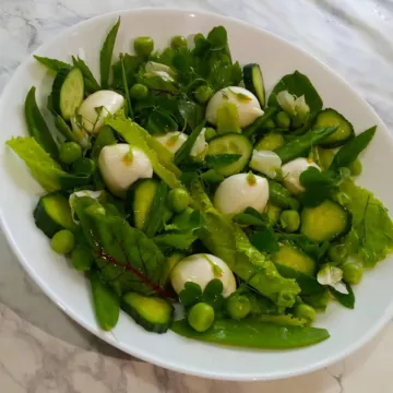 Салат с мятой, зеленым горошком и моцареллой