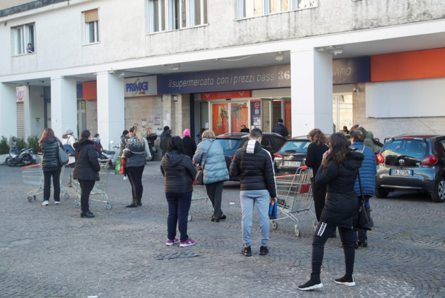 В Италии штурмуют супермаркеты