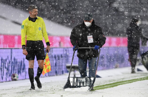 	Германию накрыл снегопад: матч "Баварии" прерывали несколько раз, чтобы найти разметку