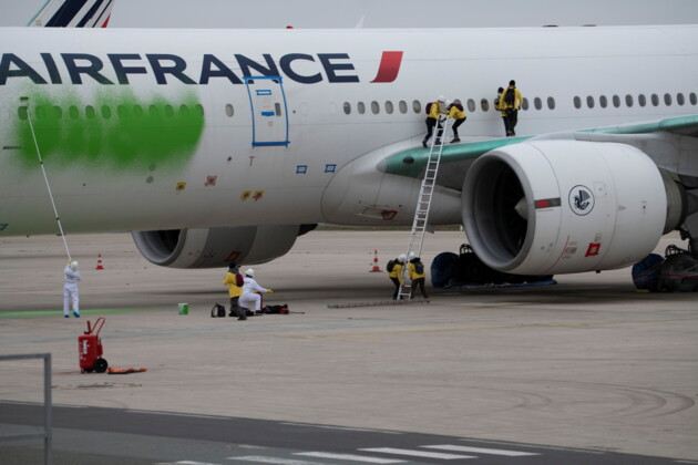 Активисты GreenPeace покрасили в Париже Boeing в зеленый: видео