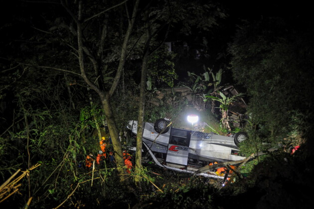 В Индонезии школьный автобус сорвался в пропасть: 27 погибших