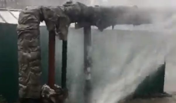 В центре Киева прорвало трубу с кипятком: улицу заливает горячей водой (видео)