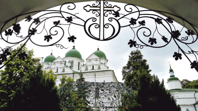 Тайны монастырей Украины: во Флоровской обители иконы из жемчуга, шапочки смирения и коты-возвращенцы