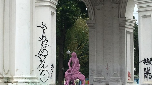 В Киеве отмыли изуродованную скульптуру Самсона