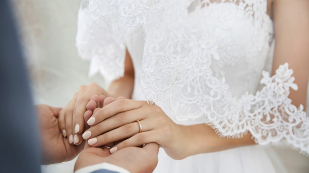 Невесту высмеяли в сети из-за слишком толстых рук: фото