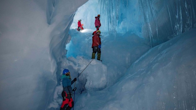Украинцы в Антарктиде нашли «потерянную» ледниковую пещеру: опубликованы впечатляющие фото