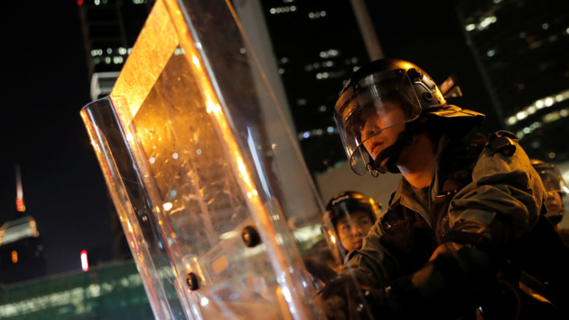 Протесты в Гонконге: полиция применила водометы и слезоточивый газ для разгона демонстрантов
