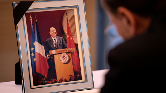 Во Франции проходит церемония прощания с бывшим президентом Шираком: фото
