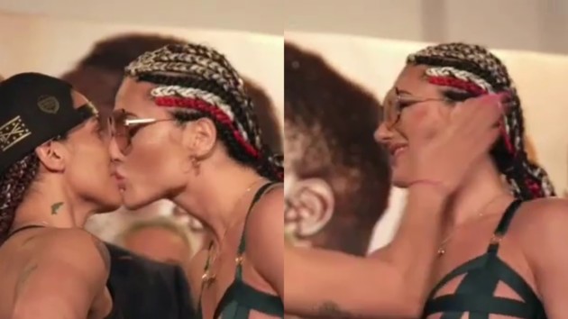Боксерша в вульгарном бикини поцеловала соперницу на взвешивании и поплатилась: эпичное видео