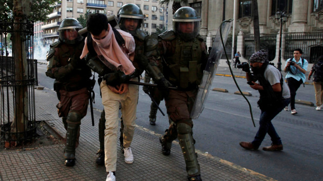 Новый виток протестов в Чили: демонстранты разбили фешенебельный отель