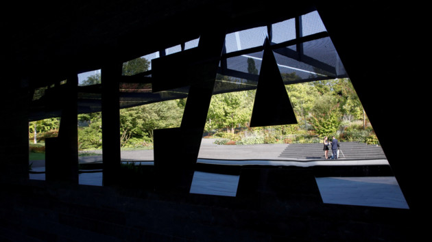 Не отпускайте футболистов в сборные: ФИФА призывает отложить международные матчи в марте и апреле