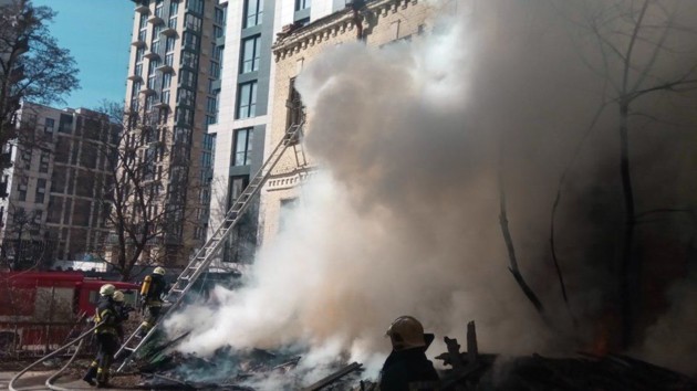 Масштабный пожар в центре Киева: из огня спасли мужчину и собаку (фото и видео)
