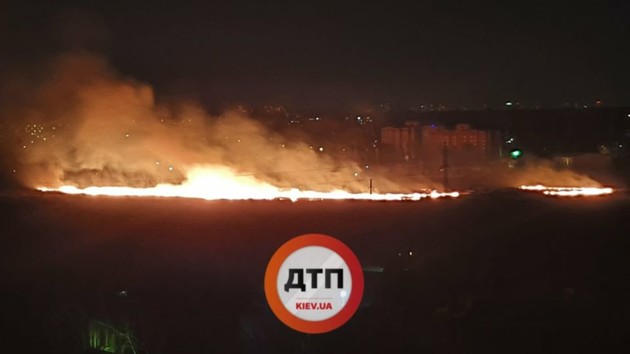 Под Киевом возле жилых многоэтажек произошел масштабный пожар (фото, видео)