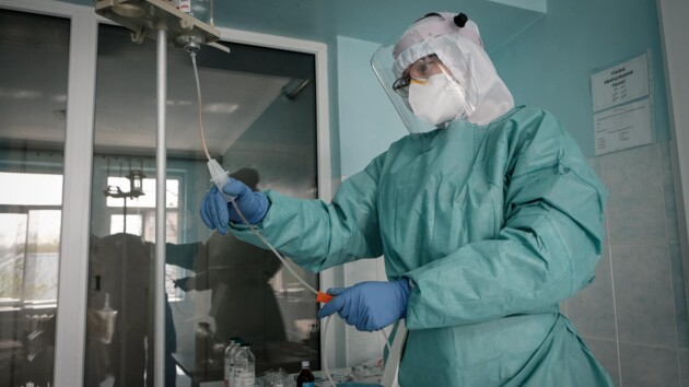 Коронавирус: Академия наук Украины уточнила прогноз по заболевшим и смертям