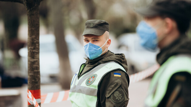 Вспышка коронавируса в Вишневом: общежитие взяли под жесткую охрану (фото и видео)