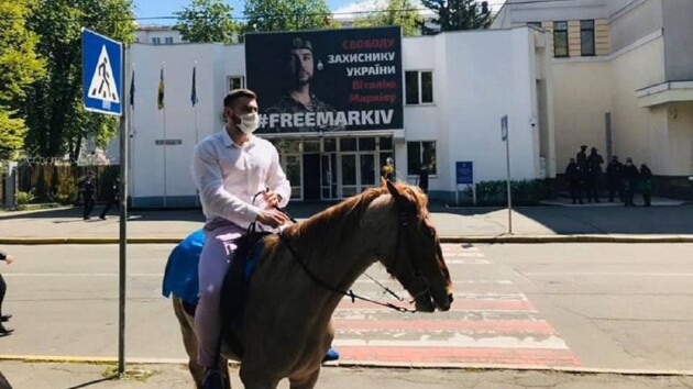 "Пловец из Гидропарка" устроил новое представление: приехал в МВД на коне (видео)