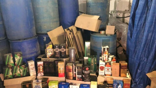 В Киевской области "накрыли" цех по производству поддельного алкоголя