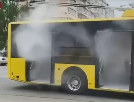 Загорелся троллейбус в столице. Фото: скрин
