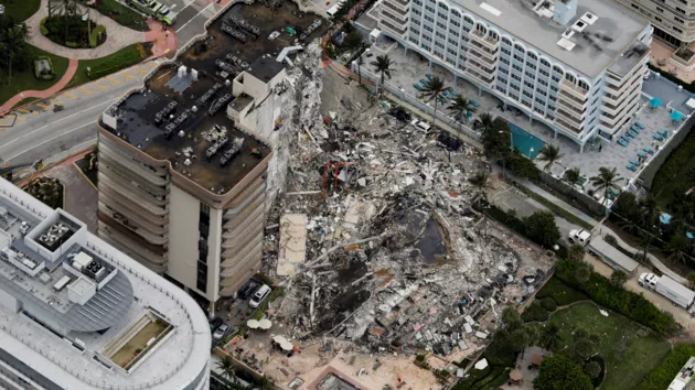 В результаті обвалення в передмісті Маямі були знищені 55 квартир з 136. Фото: REUTERS/Marco Bello
