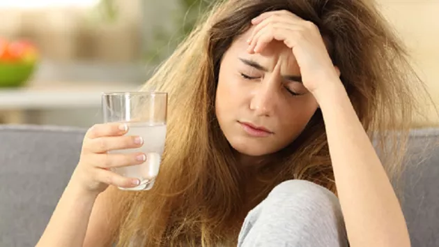Чтобы избежать обезвоживания организма после употребления алкоголя, больше пейте чистую питьевую воду