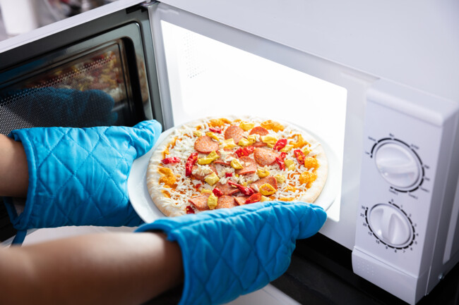 В микроволновку с пиццей нужно поставить стакан воды