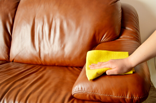 Як чистити шкіряний диван