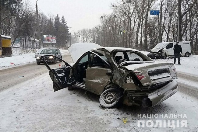 Люди после автомобильной аварии