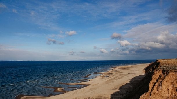 Скрытая камера крупным планом на нудистском пляже